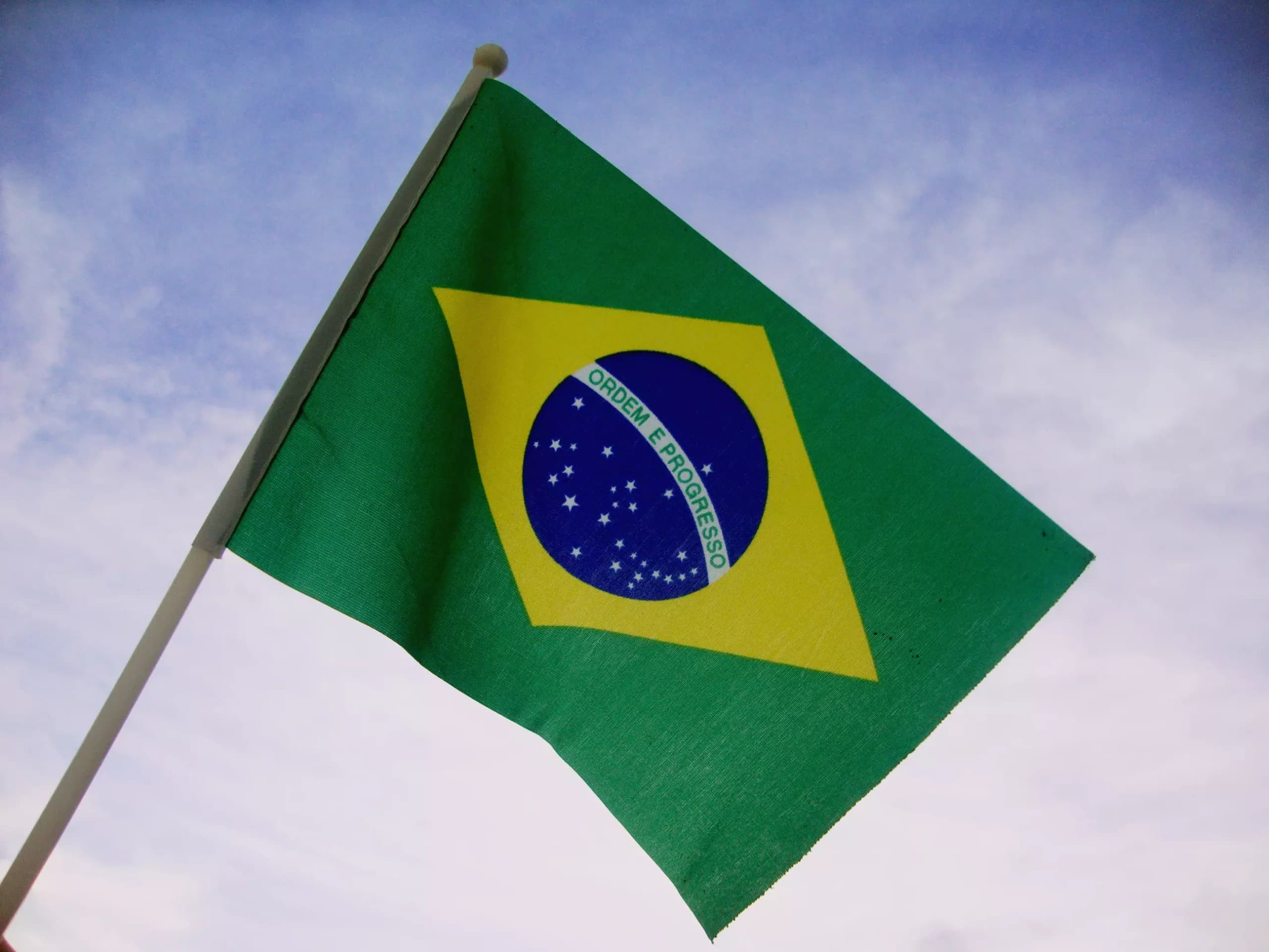 hand-flag-of-brazil-scaled-1.webp